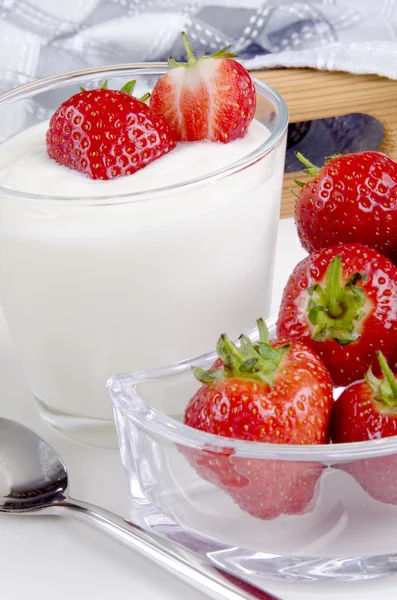 Iogurte fresco com morangos orgânicos — Fotografia de Stock