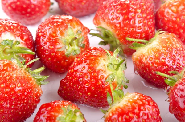 Erdbeeren werden vor der Verarbeitung gereinigt — Stockfoto