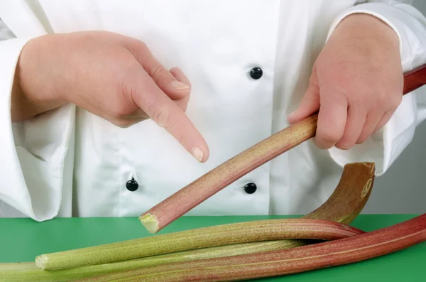 Chef mostra com o dedo indicador no ruibarbo — Fotografia de Stock