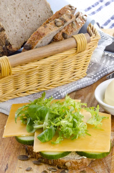 Trancher le pain aux graines de citrouille avec le fromage — Photo