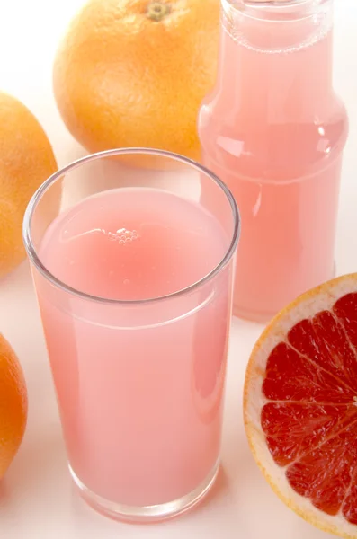Червоний грейпфрут і сік у склянці — стокове фото