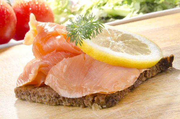 Rebanadas de salmón ahumado sobre pan de centeno —  Fotos de Stock