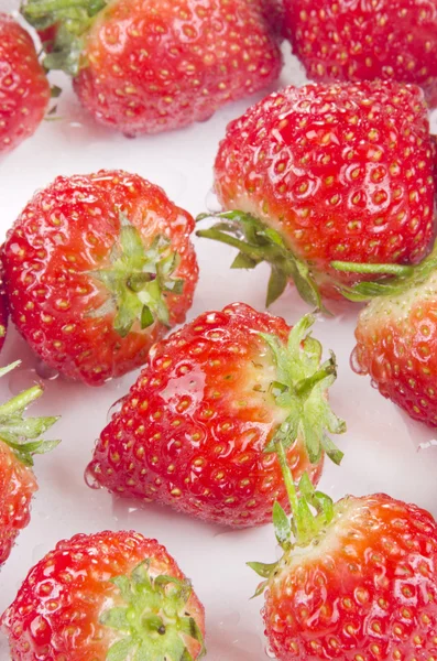 Strawberries are cleaned prior to processing — Stock Photo, Image