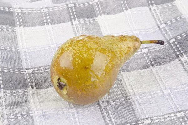 Natte peer op een keuken handdoek — Stockfoto