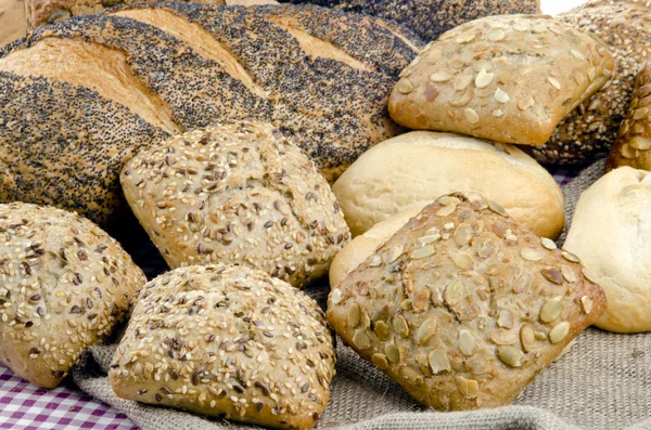 Frische Brötchen und frisch gebackenes Brot — Stockfoto