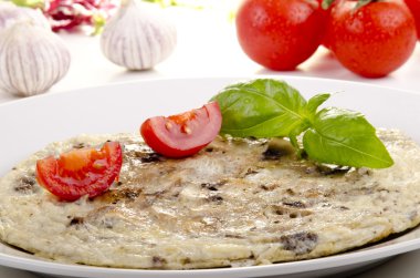 mantar ve fesleğen bir tabakta omlet