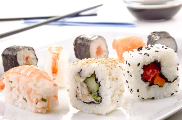 Sushi et sauce soja en arrière-plan — Photo