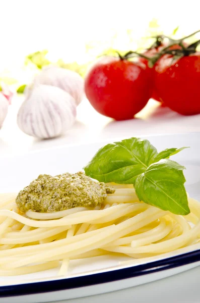 Спагетти с домашним песто — стоковое фото