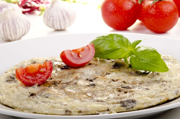 Omlet z pieczarkami i bazylia na talerzu — Zdjęcie stockowe