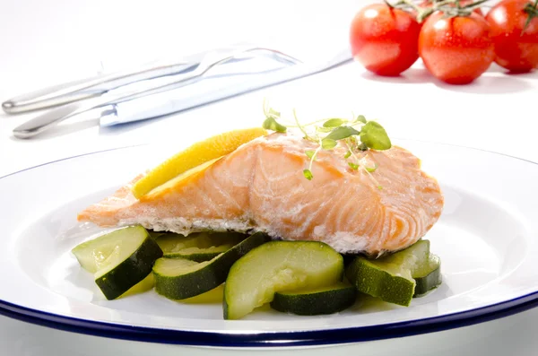 Steamed wild salmon with zucchini — Stock Photo, Image