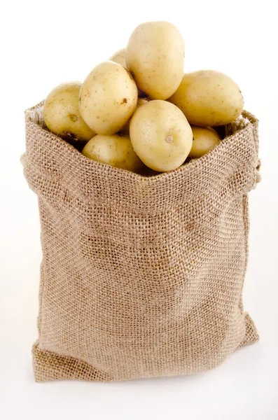 Baby potatis i en liten jute väska — Stockfoto