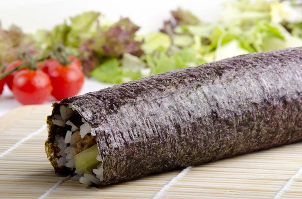 Sushi roll voordat het wordt gesneden in gedeelten — Stockfoto
