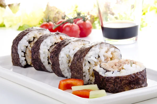 Sushi und Sojasauce im Hintergrund — Stockfoto