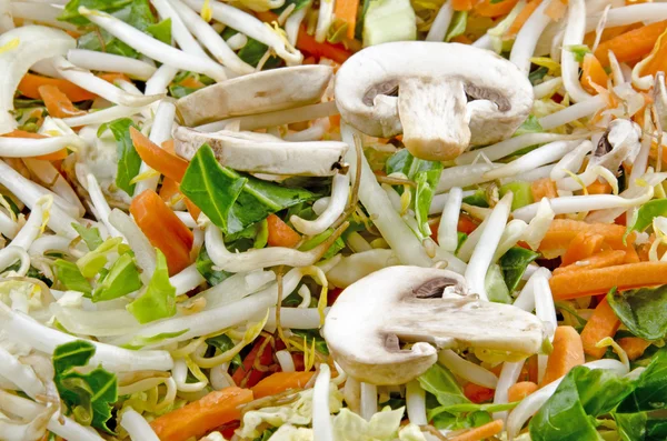 Roerbak met gesneden champignons — Stockfoto
