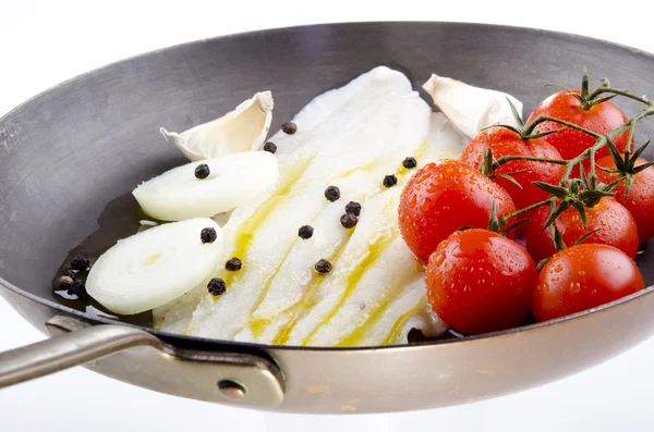 Schol in een koperen pan met tomaten en uien — Stockfoto