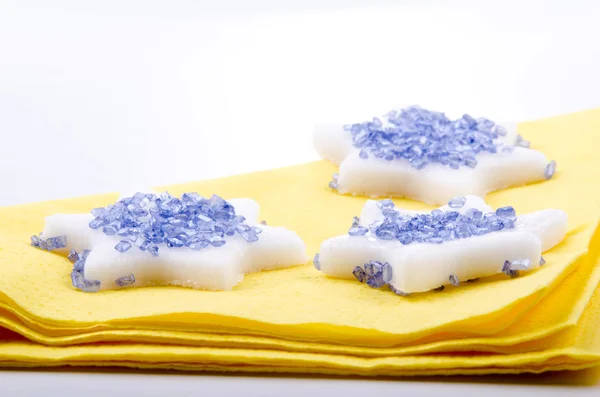 Estrellas de menta con azúcar cristalina azul — Foto de Stock