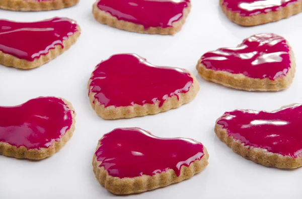 Herzförmiger Keks mit Erdbeerglasur — Stockfoto