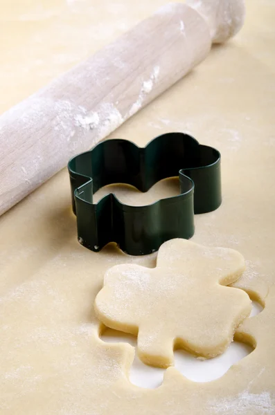 Pastelaria com cortador de biscoitos com forma de trevo — Fotografia de Stock
