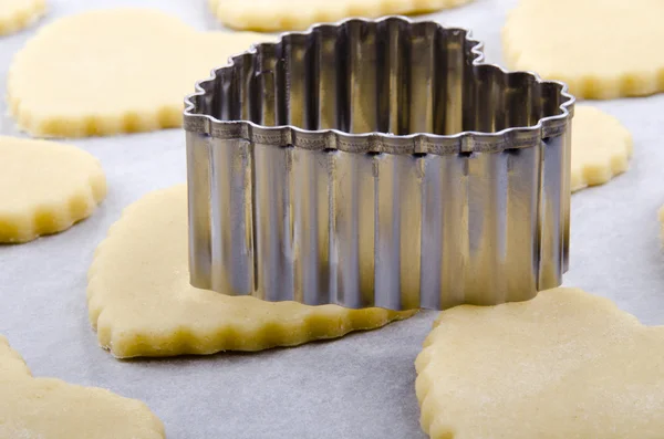 Pastelaria com cortador de biscoitos com forma de coração — Fotografia de Stock