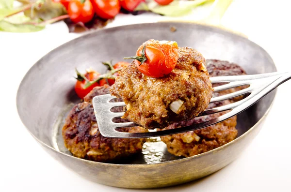 Vers gebakken vlees ballen in een pan messing met tomaat — Stockfoto