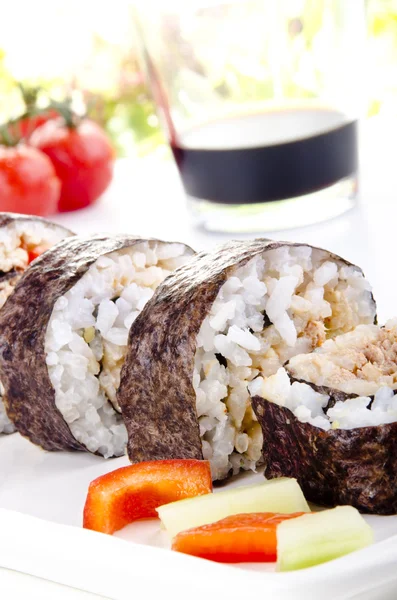 Rollo de sushi después de que se corta en porciones —  Fotos de Stock