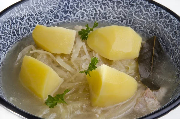 Суп з квашеної капусти з вареною картоплею — стокове фото