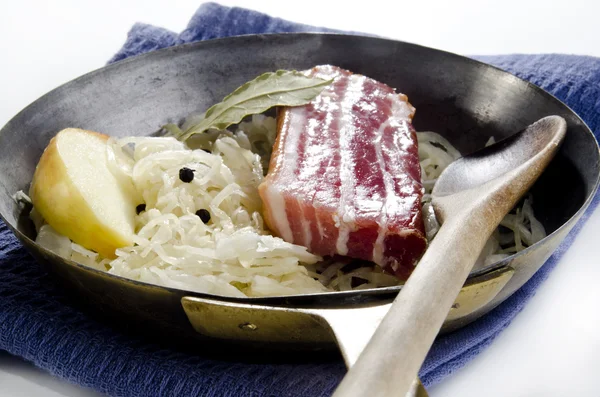 Sauerkraut mit Speck und Apfel in der Pfanne — Stockfoto