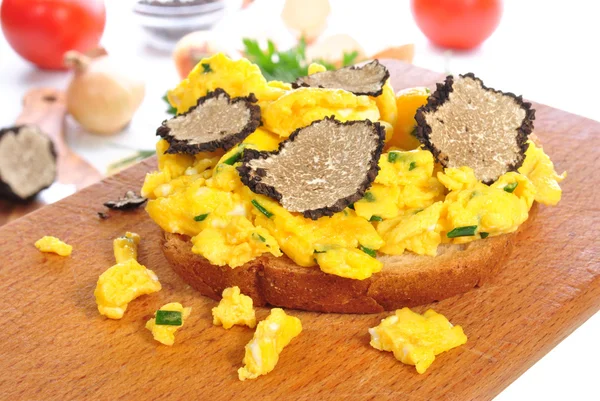 Scrambled eggs on bread with grated summer truffle — Stock Photo, Image
