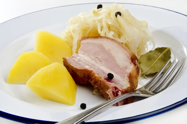 Gedünstetes Sauerkraut mit Schweinefleisch und Salzkartoffeln — Stockfoto