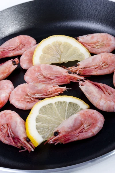 Shrimps with a lemon slice in a pan — Stock Photo, Image