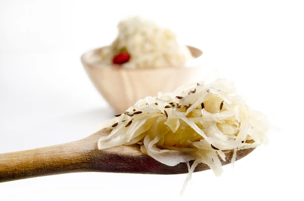 Sauerkraut y laurel sobre una cuchara de madera —  Fotos de Stock