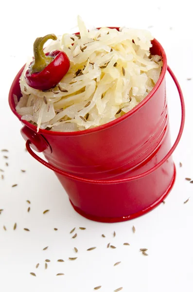 Zelí s kmínem v červený kbelík — Stock fotografie