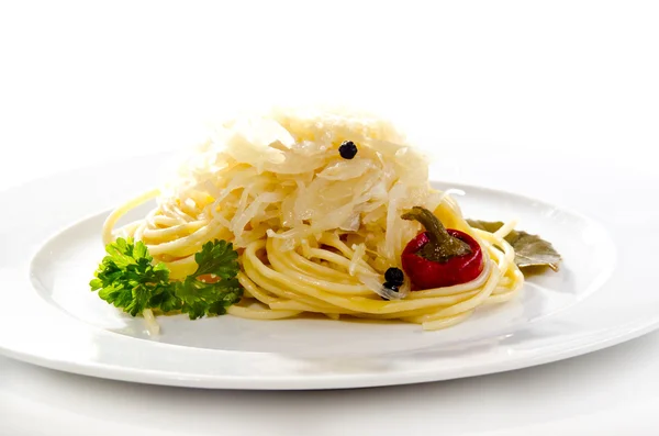 Spagetti ve kırmızı biber ile lahana turşusu — Stok fotoğraf