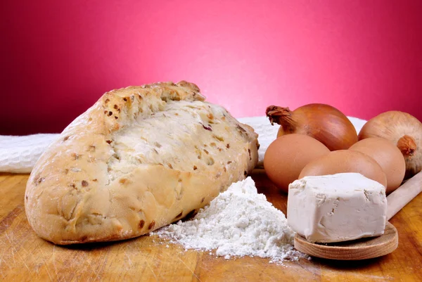 Zelfgemaakte UI brood met ingrediënten op een houten bord — Stockfoto