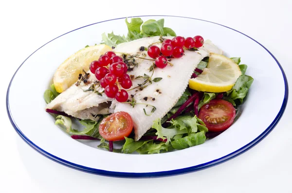 Fresh fried plaice with fresh salad and tomatoes — Stock Photo, Image