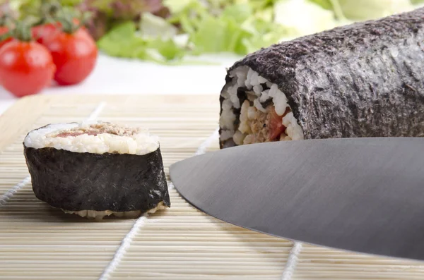 Rouleau de sushi avant qu'il ne soit coupé en portions — Photo