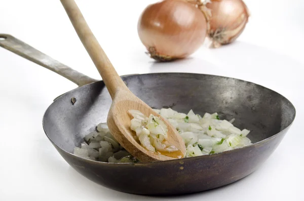 Posiekaną cebulę w starej patelni z natką pietruszki — Zdjęcie stockowe