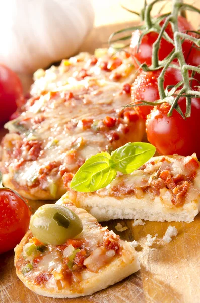 Biber, peynir graten ile küçük pizza — Stok fotoğraf