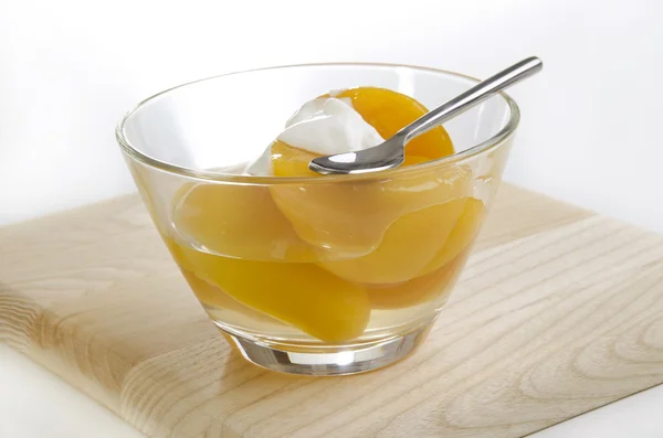 Metade de pêssego com iogurte orgânico grego — Fotografia de Stock