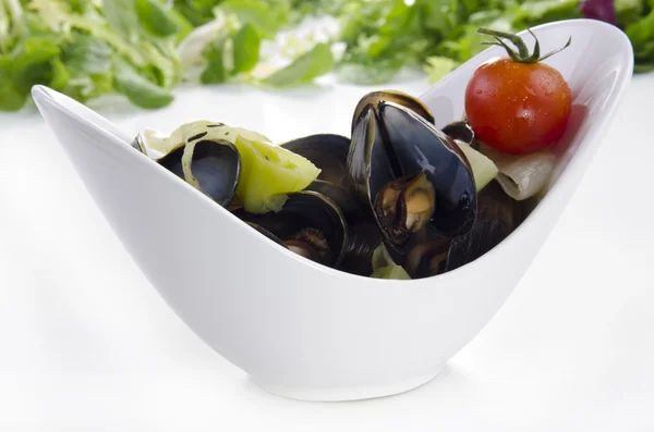 Kokta musslor med vitlök smörsås och tomat — Stockfoto