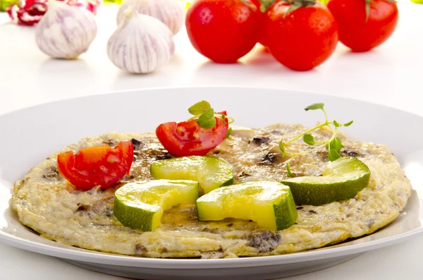 Omelete com courgette e tomate — Fotografia de Stock