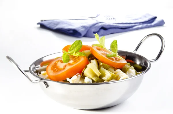 Warme pastasalade met tomaat segmenten — Stockfoto