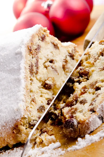 Christmas cake with raisins and sprinkled with icing sugar — Stock Photo, Image