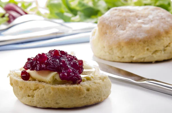 Huisgemaakte broodje verspreid met cranberry jam — Stockfoto