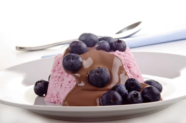 Aardbeien pudding met bosbessen en chocoladesaus — Stockfoto
