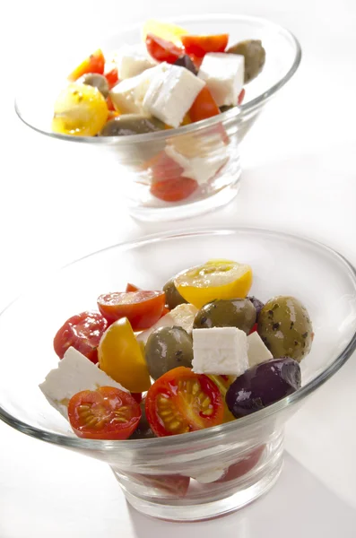 Salada mista com queijo de cabra fresco, tomate e azeitona — Fotografia de Stock