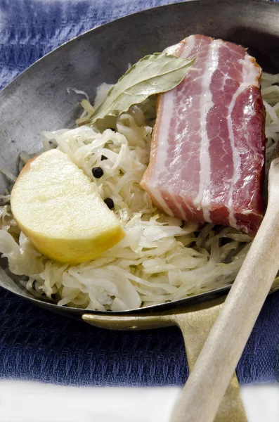 Sauerkraut con tocino y manzana en una sartén —  Fotos de Stock