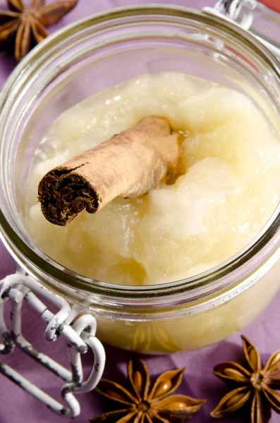 Sauce aux pommes avec un bâton de cannelle dans un verre — Photo