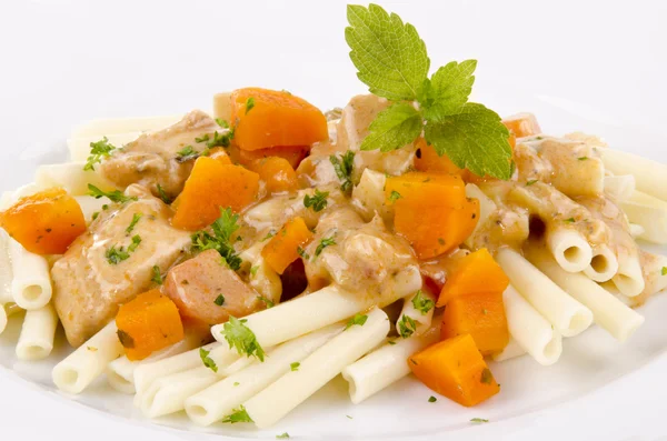 Kip goulash met macaroni en worteltjes — Stockfoto