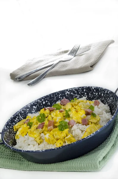 Long-grain rice with scrambled eggs and bacon — Stock Photo, Image